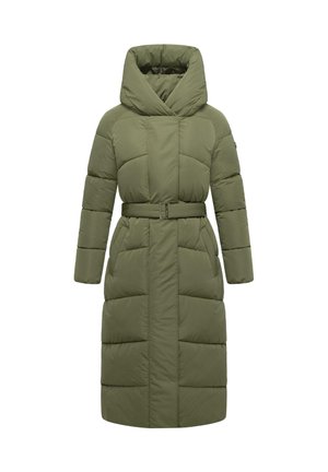 Maslinzasto zeleni kaput s podstavom, velikim pletenim pokrivačem, pojasom u struku, dugim rukavima i dva bočna džepa; ima prošivenu teksturu i ravnu siluetu.