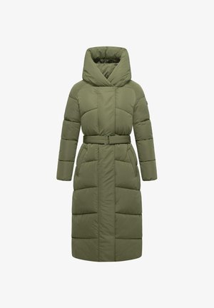 Zielono-oliwkowy płaszcz ocieplany z dużym kapturem, z paskiem w talii, długimi rękawami i dwoma bocznymi kieszeniami; ma pikowaną strukturę i prosty krój.