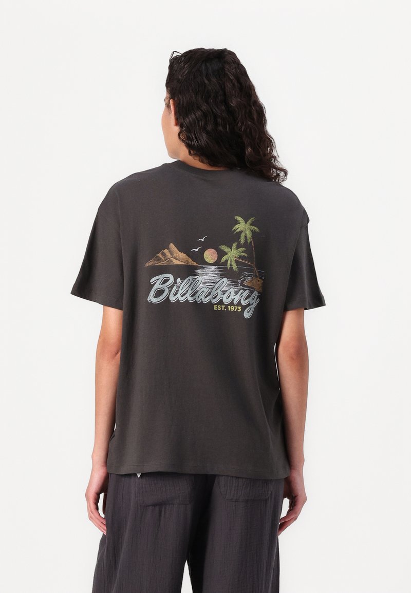 Donkergrijze katoen t-shirt met een ontspannen pasvorm, met een kleurrijke strandscène op de achterkant met palmbomen, bergen en de zon.
