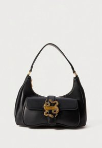 Zwarte leren handtas met een gestructureerd lichaam, een gebogen handvat en goudkleurige slangenvormige sierbeslag op een voorflap. Ritssluiting aan de bovenkant.