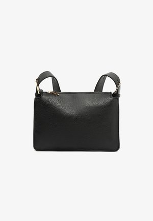 Črna usnjena torbica z zlatim zadrgo in nastavljivimi naramnicami na belem ozadju.