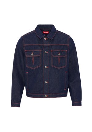 Veste en denim bleu foncé avec surpiqûres rouges, fermeture par boutons, deux poches poitrine à rabat avec boutons, et un col classique.
