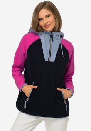Giacca in pile con cappuccio, caratterizzata da un corpo blu navy, maniche rosa e dettagli azzurri chiari. Include tasche con cerniera e un design a V.