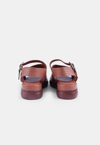 Bata Sandale s platformom - marrone