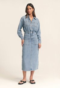 ST MRLO HAMISH MIDI - Džinsinė suknelė - light blue wash