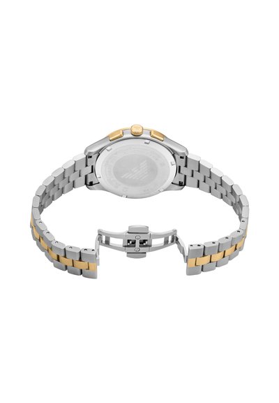 Reloj de pulsera metálico plateado y dorado con cierre abierto, mostrando la parte posterior y los eslabones bicolor de la pulsera.