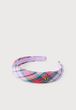 Bandeau avec tissu rembourré à carreaux multicolores et petit emblème brodé d'un orbe doré sur un côté.