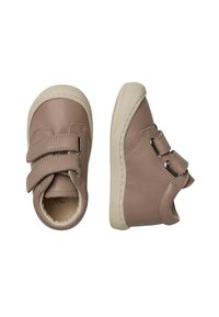 Scarpine per neonati in pelle grigia con due cinturini in velcro, punte arrotondate e suola in gomma texturizzata. Fodera morbida visibile all'interno. Design classico.