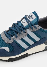 adidas Originals ZX 700 HD UNISEX - Sapatilhas - crew navy/grey two/orbit indigo
