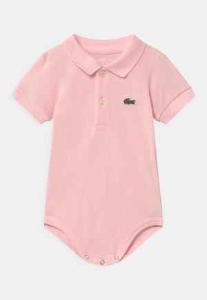 Svijetlo ružičasti polo bodi izrađen od teksturirane pamuka, sa ovratnikom, tri gumba sprijeda i zelenim izvezenim logotipom na prsima.