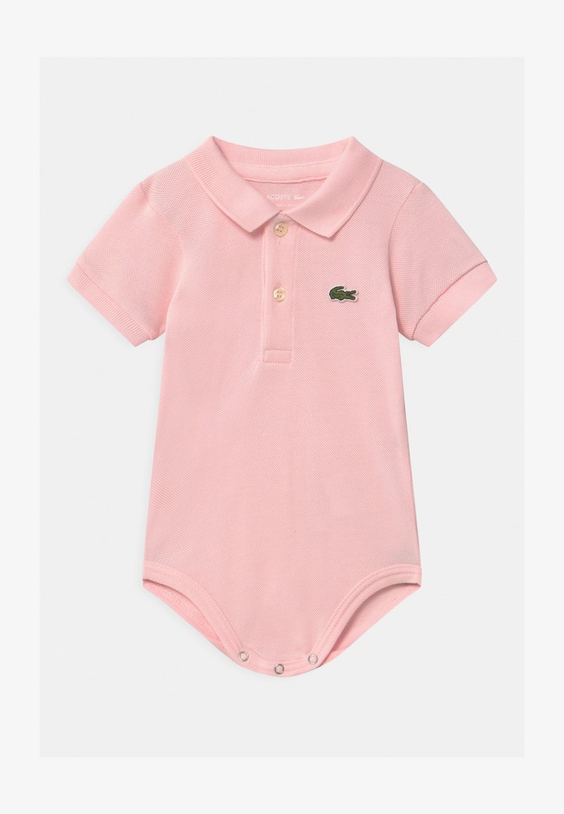 Un body polo rose clair en coton texturé, doté d'un col, d'une patte de boutonnage à trois boutons et d'un logo brodé vert sur la poitrine.