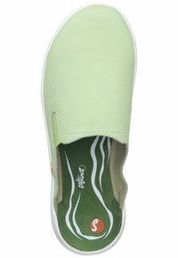 Jasnozielony but typu slip-on z gładką syntetyczną cholewką, białą gumową podeszwą i zielonym wkładkiem w geometryczny wzór z falistymi liniami.