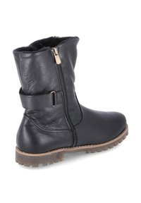 Bottines en cuir noir avec fermeture zippée, doublure en fausse fourrure douce et semelle en caoutchouc. Présente un accent de sangle autour de la cheville.