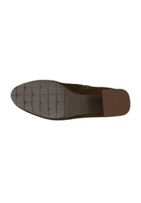 Semelle de chaussure en daim marron, avec un design plat, un motif de grip en caoutchouc texturé et un petit talon solide à l'arrière.