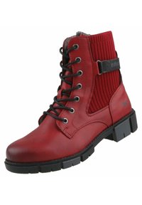 Bottine en cuir rouge avec une tige en textile côtelé, fermeture à lacets et semelle en caoutchouc noir. Présente une sangle latérale et des accents texturés.