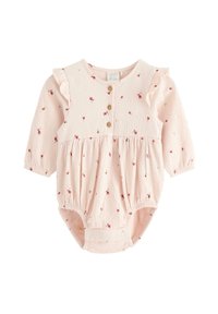 Vaaleanpunainen bodysuit, jossa on pitkät hihat, röyhelöillä varustetut hihat, punaisia kukkakuoseja ja kolme kultanappia etuosassa. Alhaalla nepparikiinnitys.