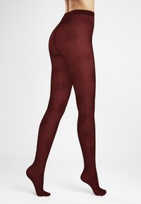 Nogi ubrane w burgundowe rajstopy w kwiatowe wzory, pokazane od tyłu na białym tle.