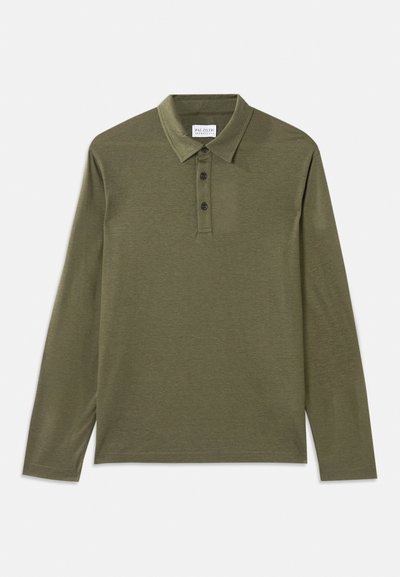 Camisa polo de manga longa verde-azeitona com colarinho, placket de três botões e uma textura de algodão suave. Design simples e funcional.
