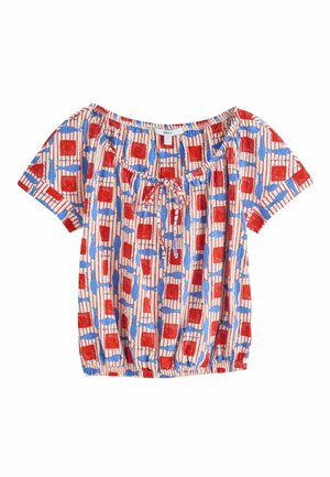 Rövid ujjú blúz összegyűrt nyakkivágással és szegéllyel, mintás piros téglalapokkal és kék halakkal fehér alapon.