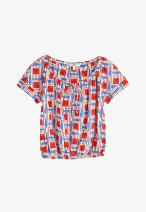 Kurzarmbluse mit gerafftem Ausschnitt und Saum, gemustert mit roten Rechtecken und blauen Fischen auf weißem Hintergrund.