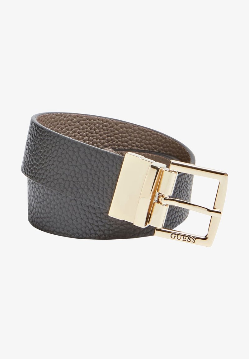 Ceinture en cuir noir texturé enroulée avec une boucle rectangulaire dorée brillante gravée du nom de la marque Guess.