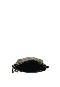 Groene en bruine leren clutch met een gladde oppervlak, ritssluiting en twee compartimenten. Interieur gevoerd met donkere stof.