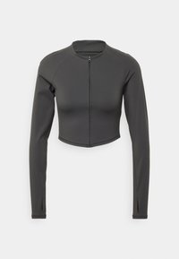 Šedá zkrácená bunda s dlouhým rukávem vyrobená z hladkého materiálu, s předním zipem a otvory pro palce na manžetách rukávů.