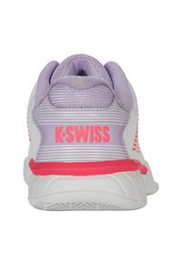 Biela športová obuv s lila a ružovým prechodom. Má textúrovanú sieťovinu, pruhované akcenty a výrazné logo K-Swiss na päte.