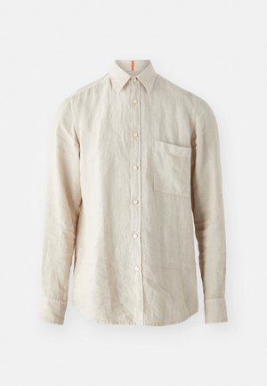 Camisa de lino beige con mangas largas, cierre de botones en la parte delantera, un bolsillo en el pecho y una textura sutil. Acento naranja en el escote.