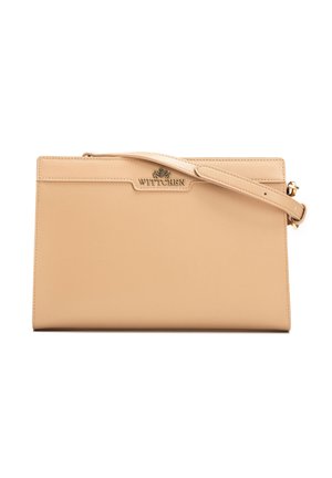 Beige leren clutch met een smalle polsriem en een gouden Wittchen-logo centraal geplaatst vlakbij de bovenrand tegen een witte achtergrond.