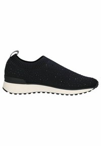 Fekete kötött sneaker, texturált felsőrésszel, kis díszítésekkel. Vastag fehér középtalppal és mintás gumitalppal a tapadásért.
