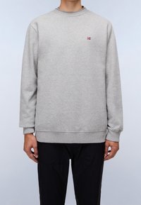 Grijze katoenen trui met een ronde hals, geribbelde manchetten en zoom. Heeft een klein rood-wit logo op de borst.