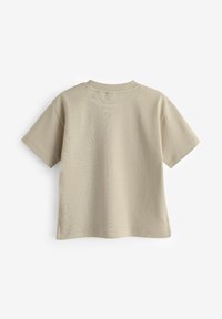 Beige kortærmet T-shirt med rund halsudskæring, lavet af blødt bomuld. Har en glat tekstur og sidedelninger nær sømmen.