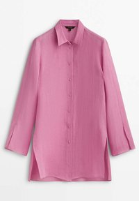 Chemise rose à manches longues avec une patte de boutonnage à l'avant, réalisée en tissu léger. Dispose d'un col classique et d'une fente latérale pour faciliter les mouvements.