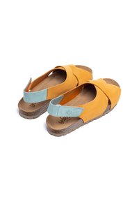 Sandalias de cuero en naranja y azul claro con correas cruzadas, talón abierto, suela texturizada marrón y una plantilla suave.