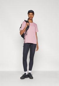 Peak Performance EXPLORE GRAPHIC TEE - T-Shirt print - bitter root