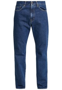 Jeans de mezclilla azul oscuro con corte recto, cinco bolsillos y costuras en contraste. Cierre con botón de metal y cremallera.