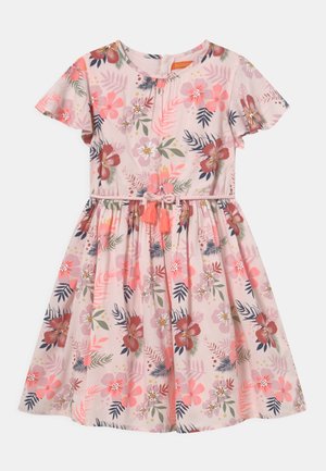 Vestido de manga corta para niña en rosa claro con estampado floral multicolor, cintura fruncida y cinturón decorativo de borlas coral.