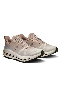 Leichte Sportschuhe mit einem Obermaterial aus Mesh in Beige und Hellrosa, ausgestattet mit einer gepolsterten Sohle und einem einzigartigen Cutout-Design für Belüftung.