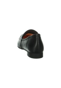 Scarpa piatta in pelle nera con punta rotonda e tacco basso. Presenta un dettaglio decorativo a forma di bottone sul lato e una finitura liscia.