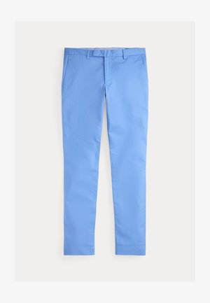Férfi világoskék slim fit nadrág övbújtatókkal, első zsebekkel és rejtett első záródással, fehér háttéren laposan elhelyezve.