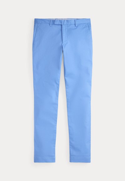 Ανδρικό παντελόνι σε slim-fit ανοιχτό μπλε χρώμα με θηλιές για ζώνη, μπροστινές τσέπες και κρυφό μπροστινό κούμπωμα, τοποθετημένο επίπεδα σε λευκό φόντο.