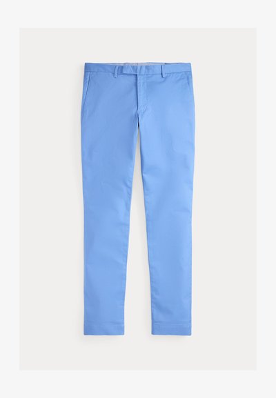 Ανδρικό παντελόνι σε slim-fit ανοιχτό μπλε χρώμα με θηλιές για ζώνη, μπροστινές τσέπες και κρυφό μπροστινό κούμπωμα, τοποθετημένο επίπεδα σε λευκό φόντο.