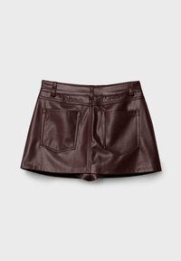 Bordeauxfarbene Leder-Shorts mit glatter Textur, hoher Taille und zwei hinteren Taschen. Beinhaltet genähte Details und Gürtelschlaufen.