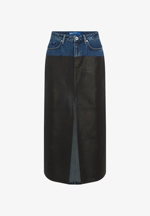 Gonna midi in denim e finta pelle, con una parte inferiore nera scura e una cintura in denim blu, dotata di tasche frontali e una fessura centrale.