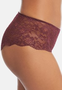 Spetsiga hipstertrosor i mörk vinröd med blommönster, vågiga kanter och genomskinlig textur. Slät midjeband för komfort.