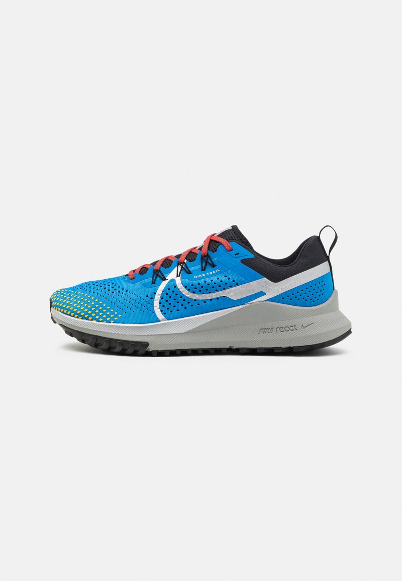 Scarpa da trail running blu con tomaia in mesh traspirante, dettagli a pois gialli, lacci rossi, intersuola grigia e suola nera testurizzata.