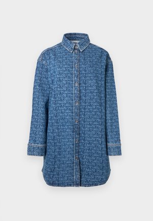 Camisa de mezclilla con cuello abotonado, mangas largas y un patrón texturizado azul con un diseño de texto repetido por todo el tejido.