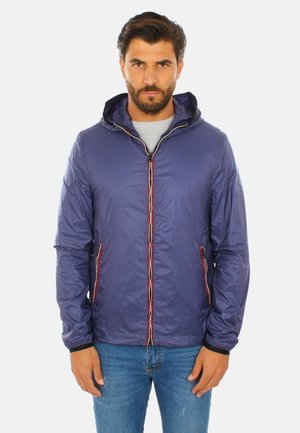 Giacca leggera viola con cappuccio, dettagli di zip rossa e bianca a contrasto, tasche laterali con zip e polsini elasticizzati.