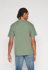 Jack & Jones JORVESTERBRO CREW NECK - Triko s potiskem - laurel wreath